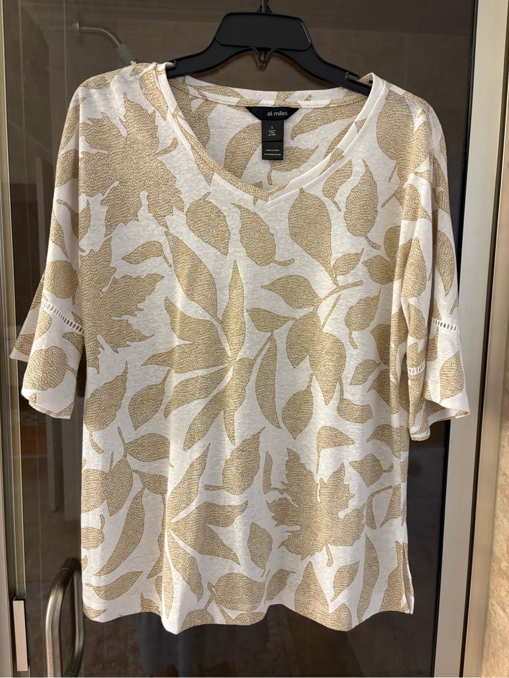 Ali Miles Cream and Gold Leaf-Print V-Neck Tunic